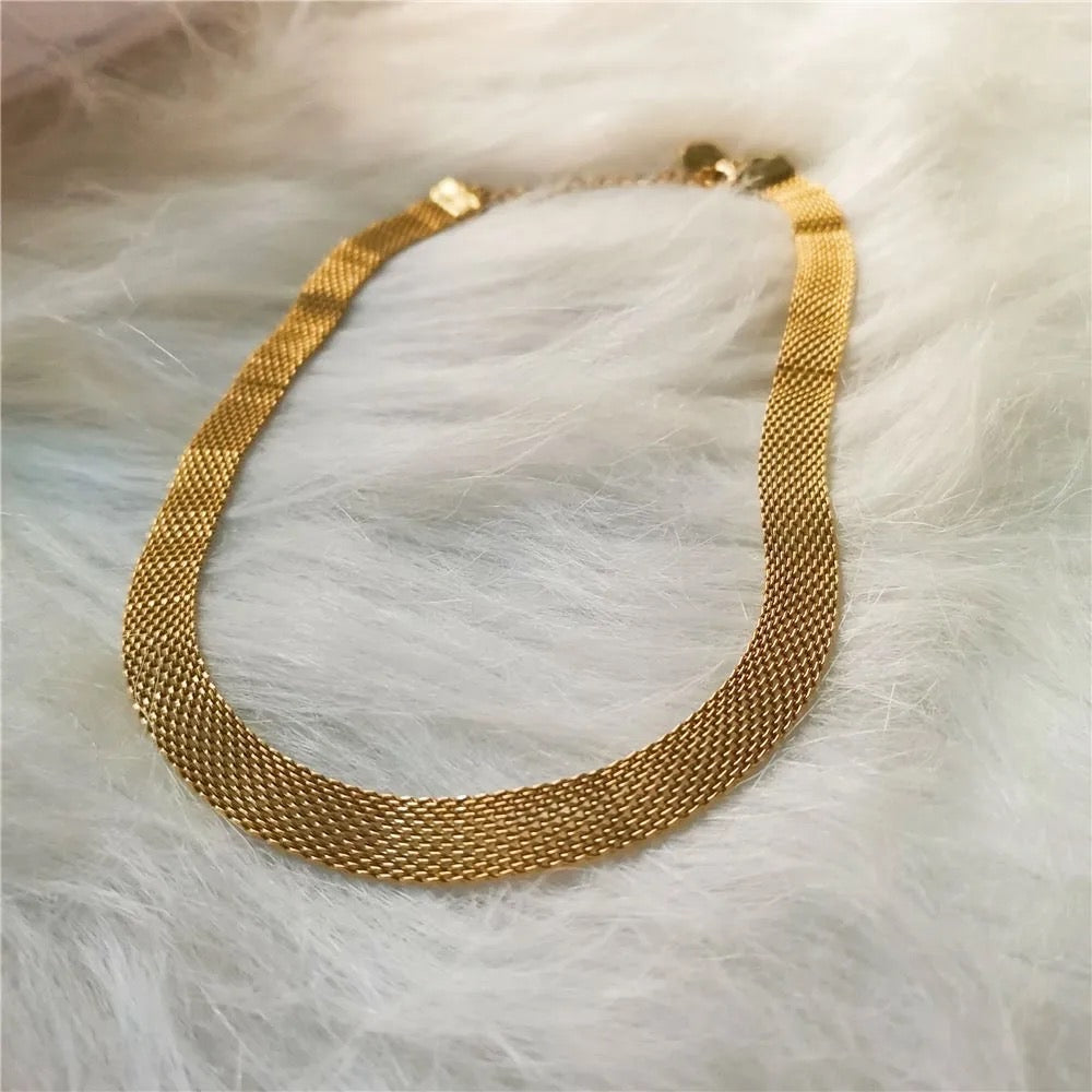 Wide flat necklace