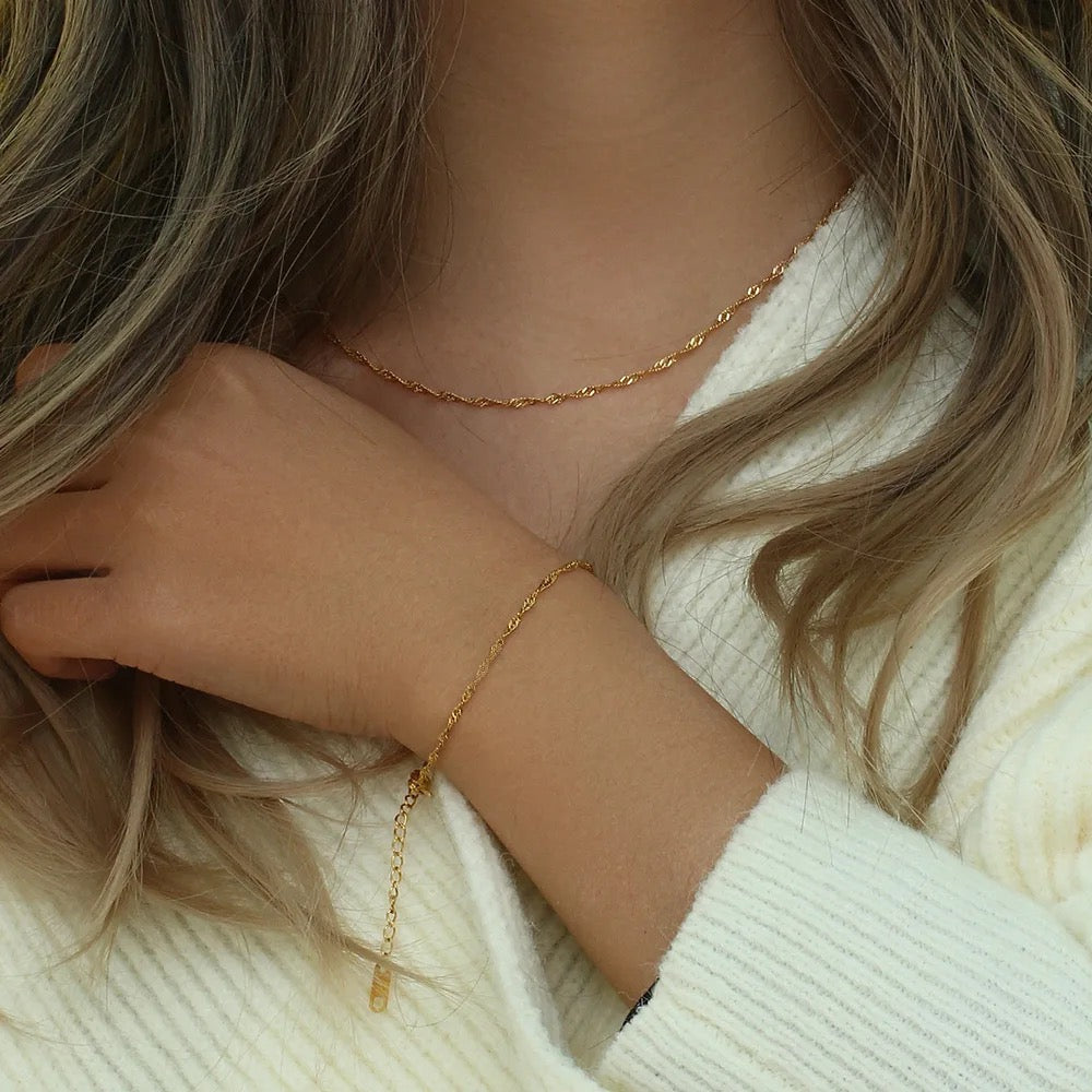 Thin gold necklace