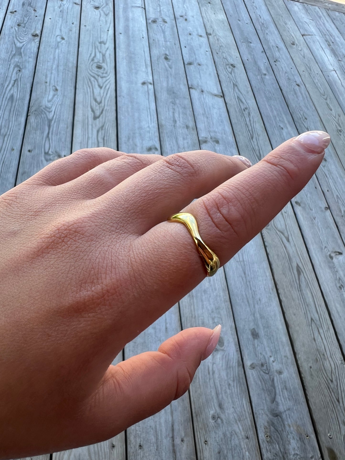 Small wave ring