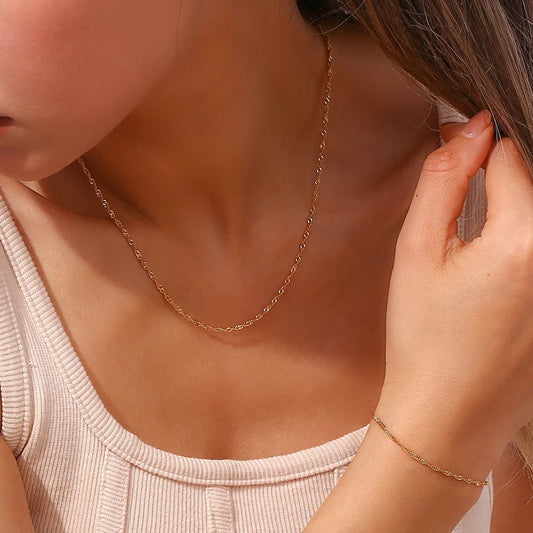 Thin gold necklace